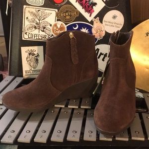 Crocs Leigh suede wedge bootie. Espresso